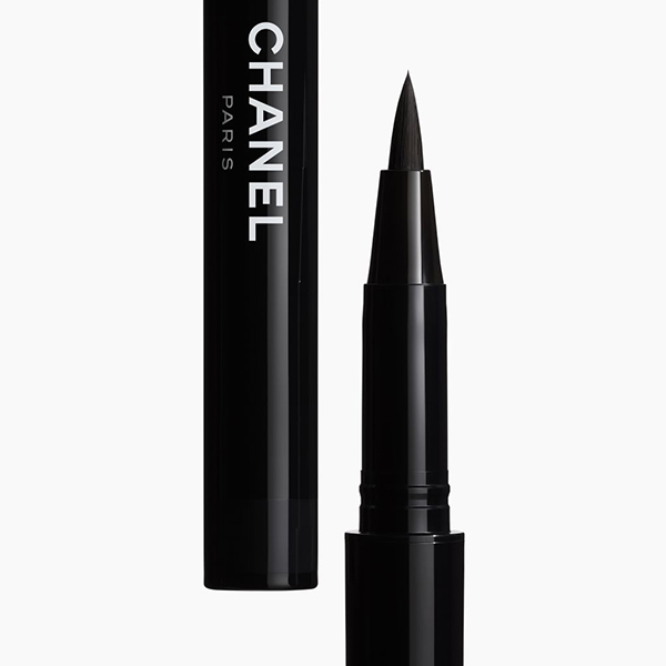 SIGNATURE DE CHANEL | CHANEL | ПРЕЦИЗНА ВОДОУСТОЙЧИВА ОЧНА ЛИНИЯ С НАСИТЕН ЦВЯТ